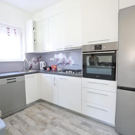 Apartman Teo &Tena โอโทชาส ภายนอก รูปภาพ