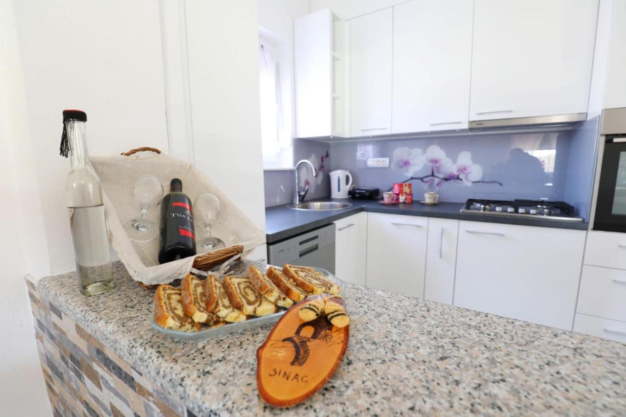 Apartman Teo &Tena โอโทชาส ภายนอก รูปภาพ