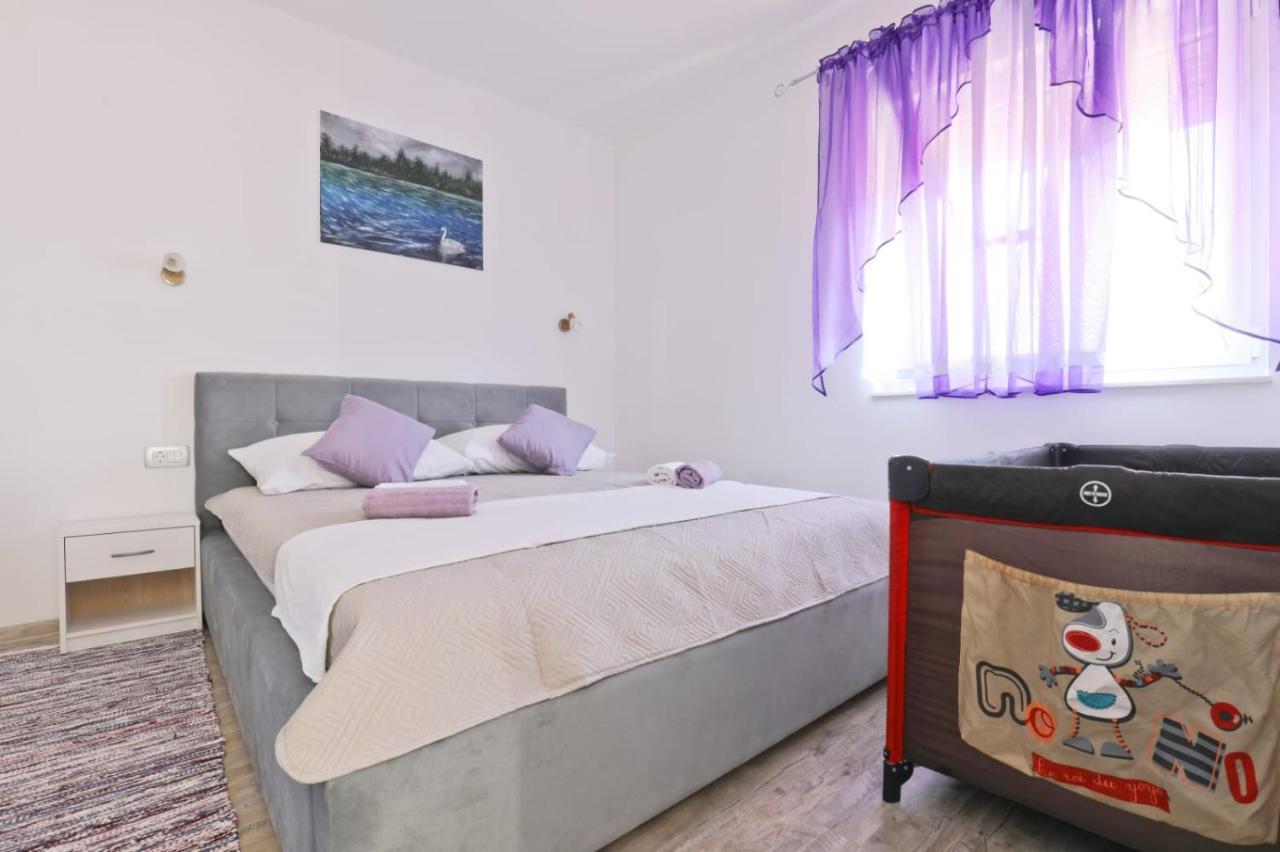 Apartman Teo &Tena โอโทชาส ภายนอก รูปภาพ