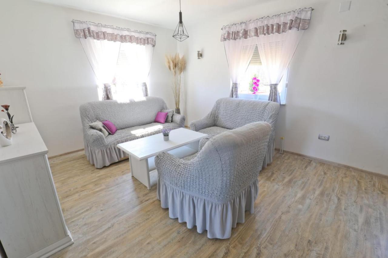 Apartman Teo &Tena โอโทชาส ภายนอก รูปภาพ