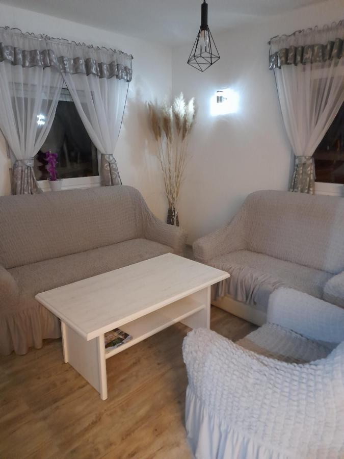 Apartman Teo &Tena โอโทชาส ภายนอก รูปภาพ